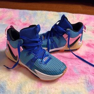 6Y Nike basketball shoes